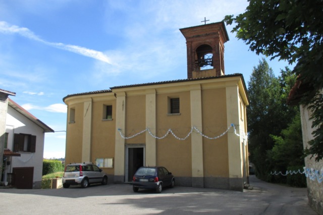 Azzonica piange Carlo, morto a soli dodici anni dopo aver combattuto contro la leucemia