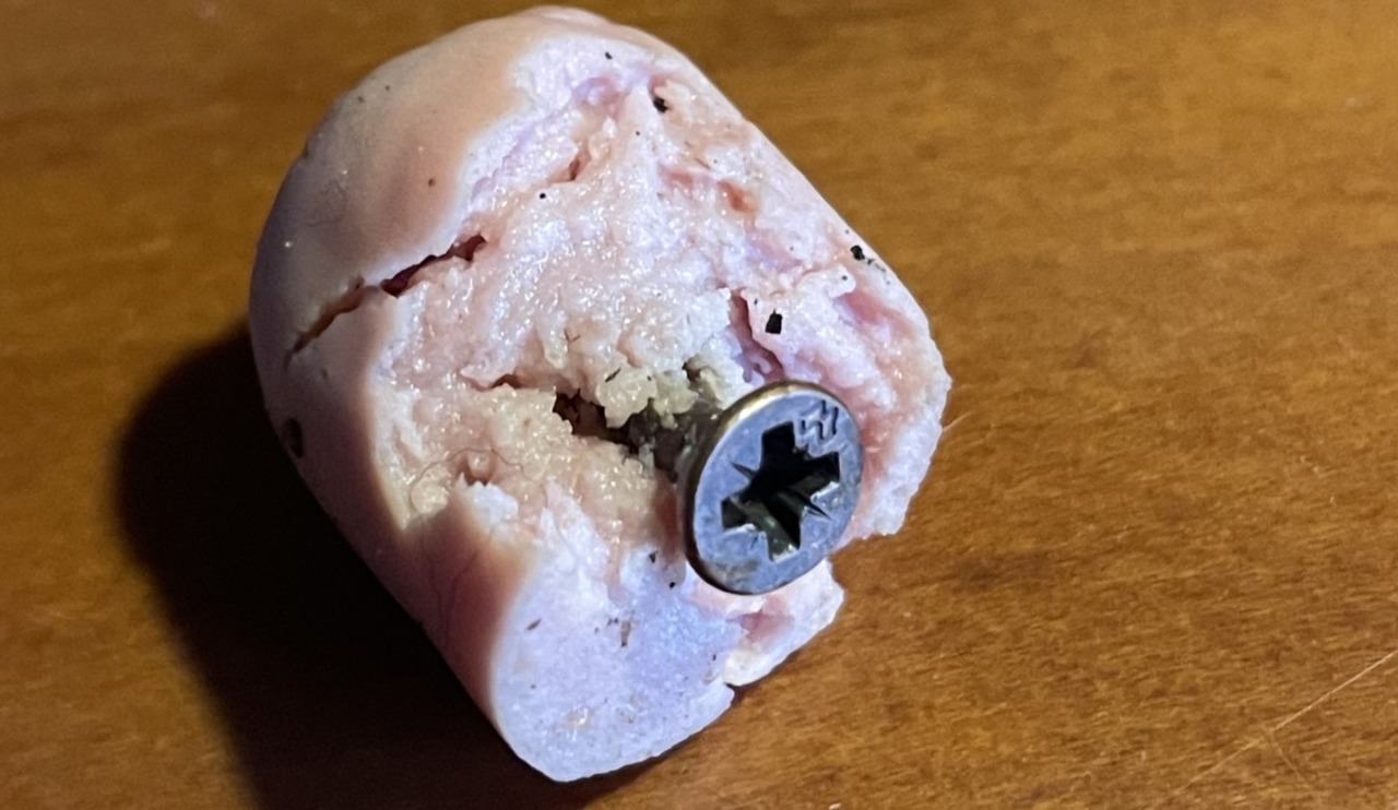 Pezzi di wurstel con dentro una vite in via Barbaroli a Bergamo: «Quanta crudeltà…»