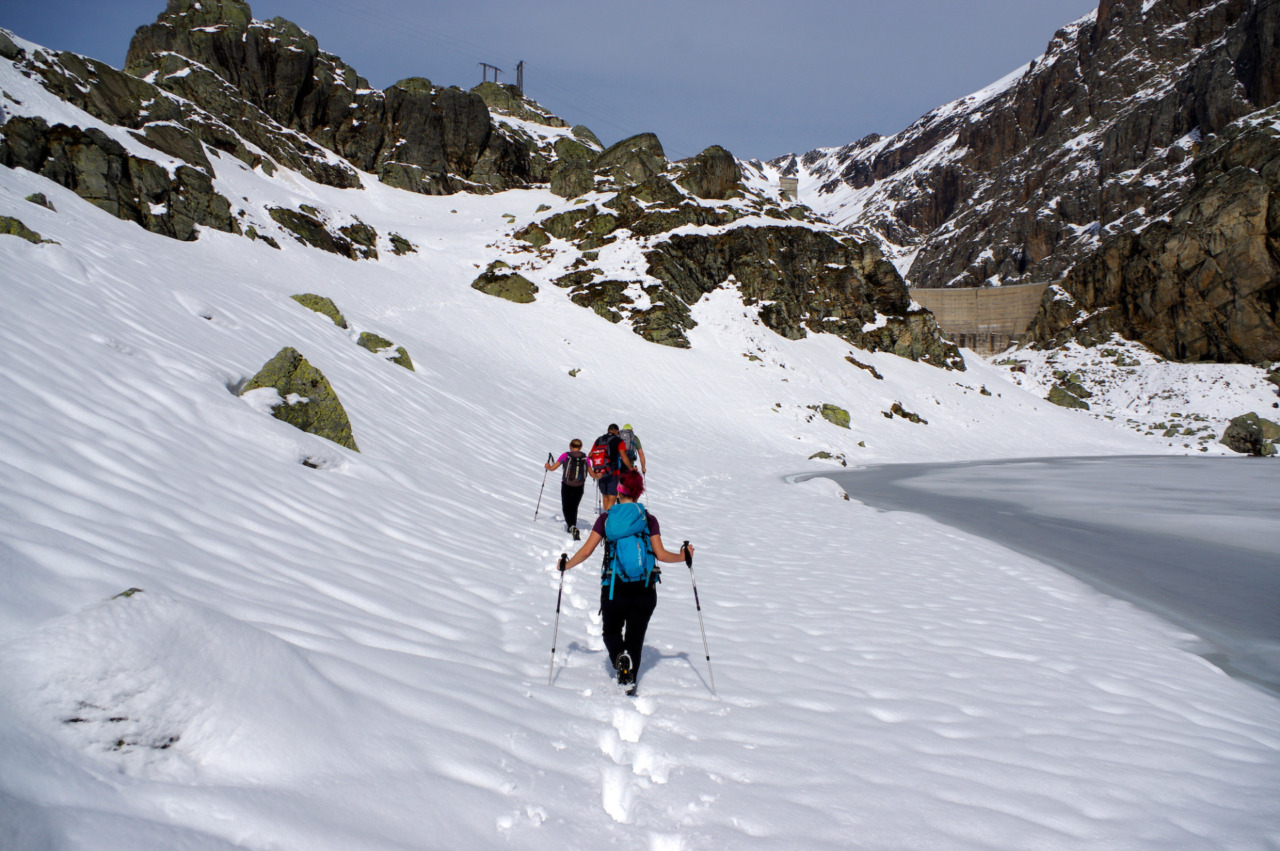 L’esperienza unica e irripetibile dei laghi di Valgoglio in inverno: dei gioielli tra la neve
