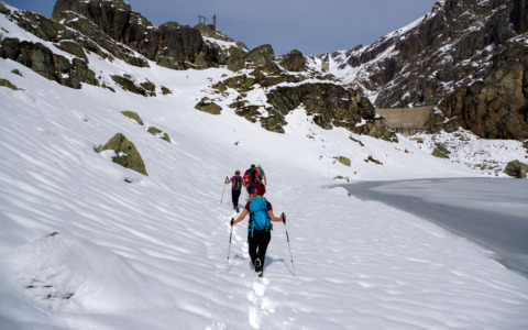 L’esperienza unica e irripetibile dei laghi di Valgoglio in inverno: dei gioielli tra la neve