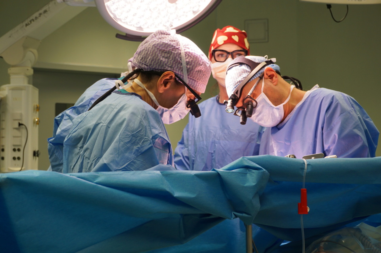 Al Papa Giovanni il primo doppio trapianto da donatore vivente in Italia: l’operazione su una bimba serba