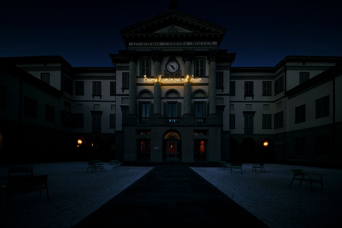 La bellissima opera “Essere luminosi nel buio” resterà esposta sulla facciata della Carrara fino al Giorno della Memoria