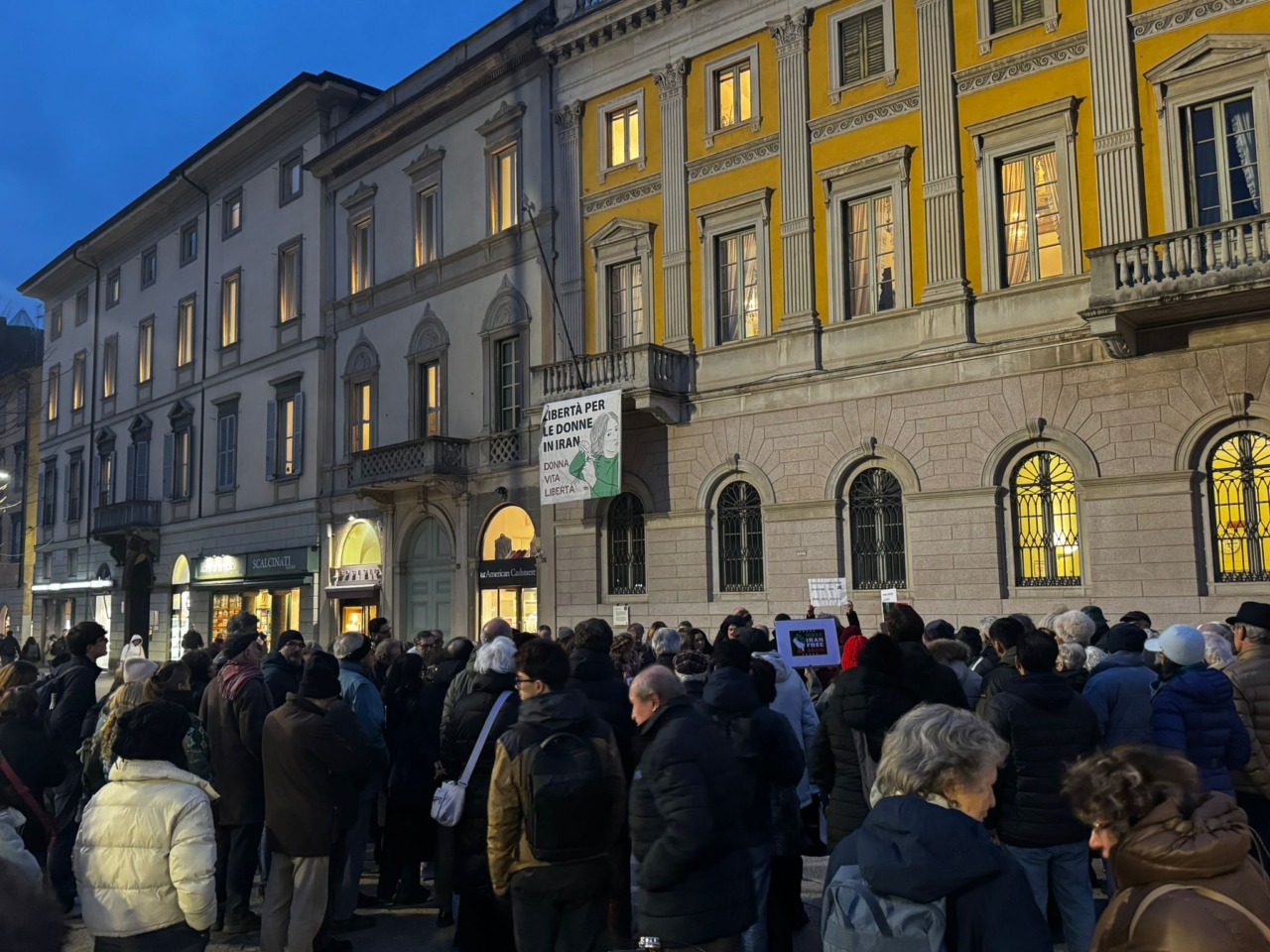 In duecento in piazza a Bergamo per solidarietà al popolo iraniano. Carnevali: «La nostra città non è indifferente»