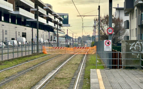 Giù dal tram in via Bianzana a Bergamo fino al 21 febbraio, la dura vita dei pendolari