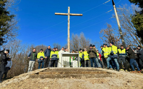La Croce del Boscone, simbolo della comunità di Torre Boldone, restaurata e illuminata a Led