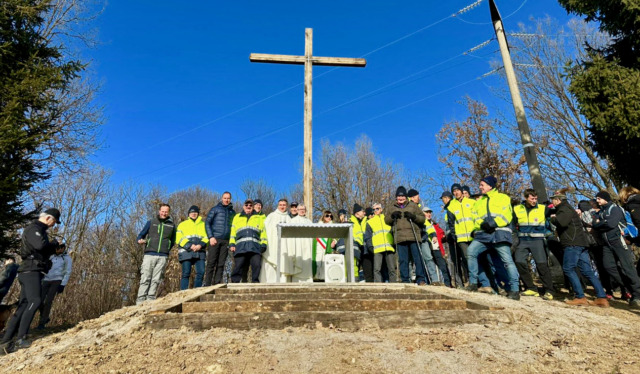 La Croce del Boscone, simbolo della comunità di Torre Boldone, restaurata e illuminata a Led