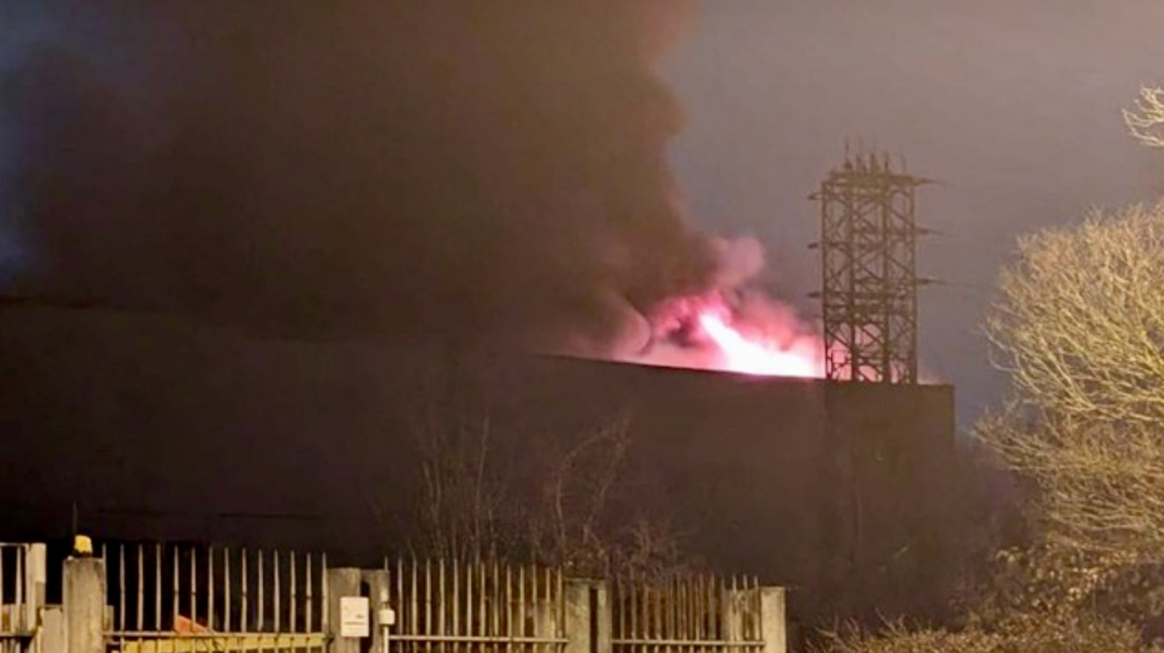 Si indaga sul vasto incendio che ha completamente distrutto due capannoni a Seriate
