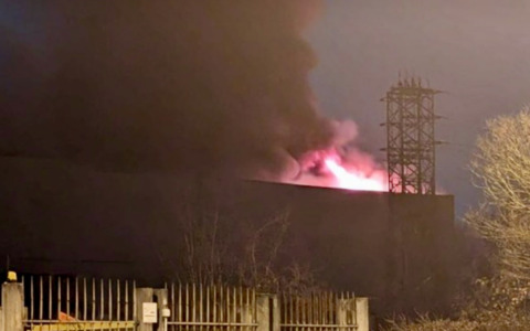 Si indaga sul vasto incendio che ha completamente distrutto due capannoni a Seriate