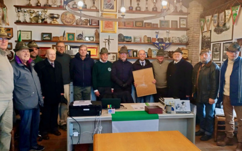 Il dono degli alpini di Ponte San Pietro alla pinacoteca: il dipinto di Vanni Rossi torna a casa