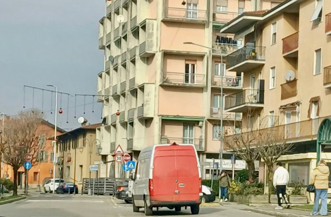 Musica e schiamazzi fino all’alba, i residenti di via Roma ad Azzano San Paolo sono esasperati