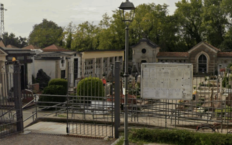 Altre razzie notturne nei cimiteri: sei tombe danneggiate a Pedrengo, a Treviolo portati via i vasi