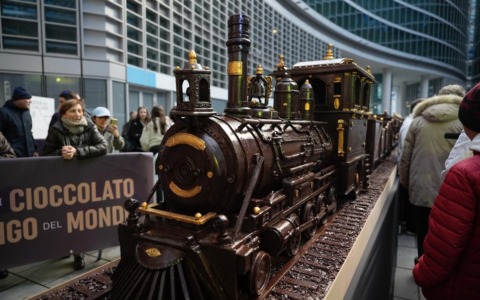 Il treno di cioccolato realizzato (anche) a Bergamo è da record: con i suoi 55 metri è il più lungo al mondo