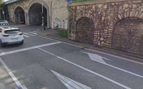 Segnaletica cambiata in via Simoncini a Bergamo per la e-Brt (che ancora non c’è): «Disagi per i cittadini»