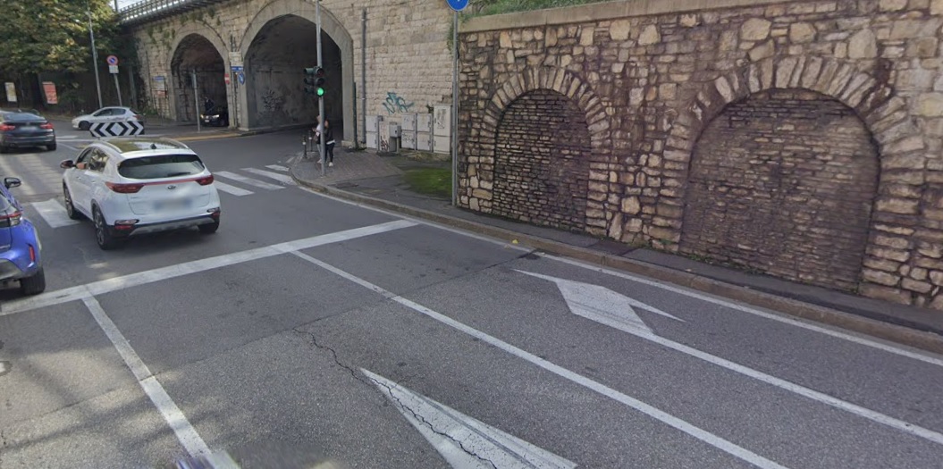 Segnaletica cambiata in via Simoncini a Bergamo per la e-Brt (che ancora non c’è): «Disagi per i cittadini»