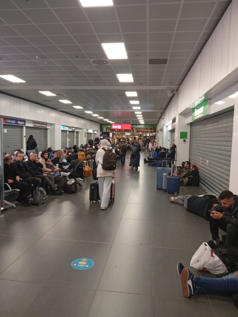 Guasto e nebbia, aeroporto di Orio in tilt. La rabbia dei passeggeri per l’assenza di comunicazioni