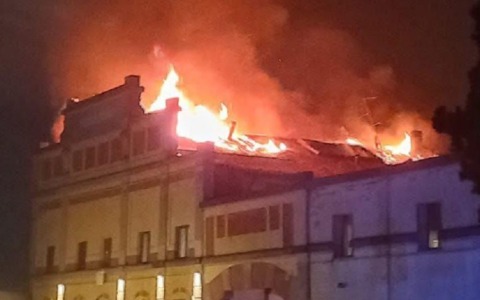 Maxi incendio nell’ex Montecatini: famiglie evacuate a Romano