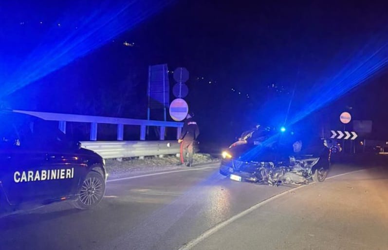 Inseguimento in Val Brembana dopo il furto a Moio de’ Calvi: ladri si schiantano a Sedrina, uno finisce nel Brembo