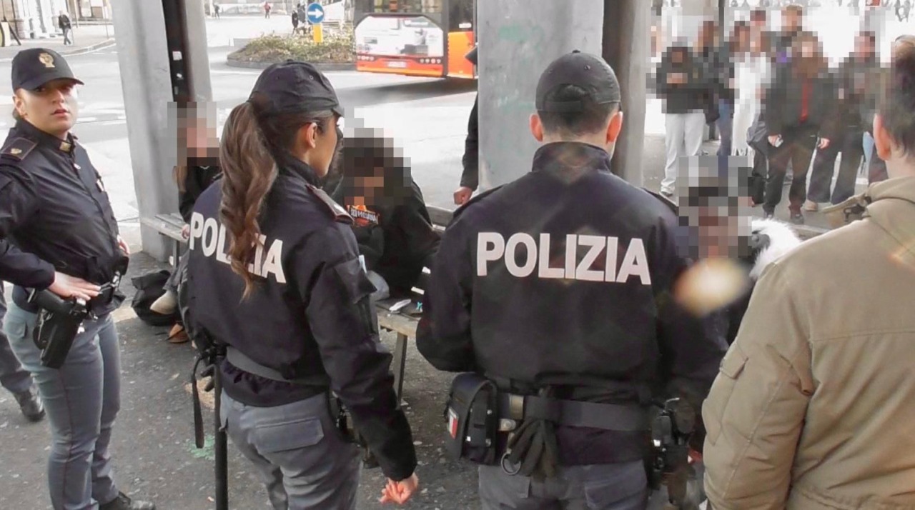 Controlli a tappeto delle forze dell’ordine a Bergamo: giovane trovato con un coltello