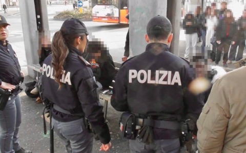 Controlli a tappeto delle forze dell’ordine a Bergamo: giovane trovato con un coltello