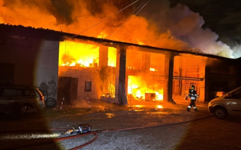 Fiamme divampano nel buio a Boltiere: grosso incendio in centro, quattro intossicati
