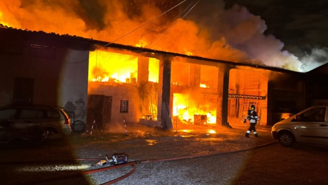 Fiamme divampano nel buio a Boltiere: grosso incendio in centro, quattro intossicati