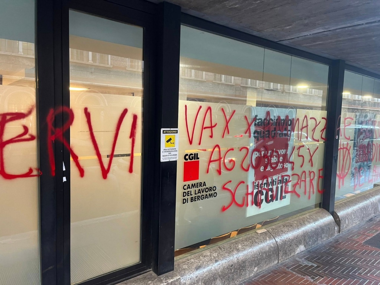 No-vax imbrattano la sede di Cgil Bergamo: scritte rosse contro vaccini e intelligenza artificiale