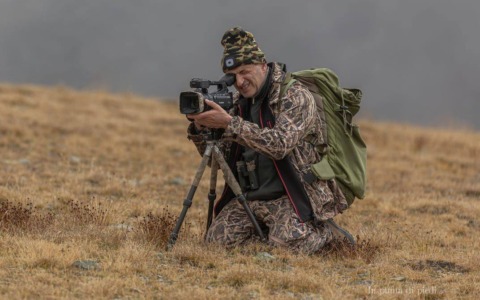 Svaligiata a Branzi l’auto del fotografo naturalista Baldovino Midali: «Nemmeno in montagna c’è tranquillità»