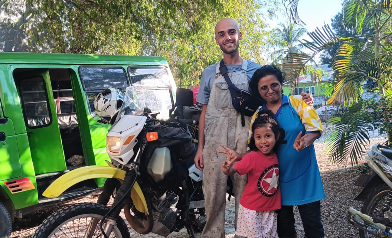 Attraversa mezzo mondo in cinque mesi a bordo della sua moto: l’impresa di Davide Belloli di Lurano