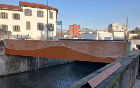Conclusi i lavori per la nuova piazza di Campagnola: posata la passerella, ora mancano solo le ultime finiture
