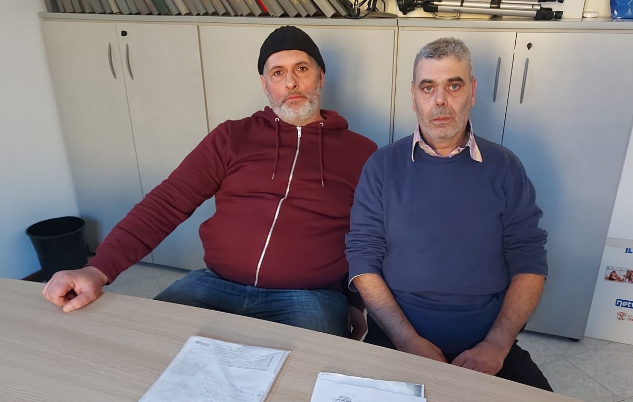 Lavoravano al cimitero di Treviglio, licenziati e senza paga da settembre: «Problemi con l’azienda, poi la lettera»