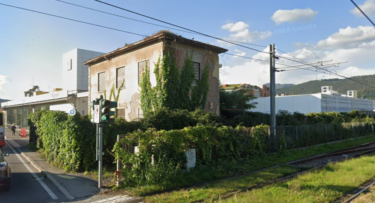 Deserta l’asta per l’ex casello ferroviario di via Santi Maurizio e Fermo (la base era centomila euro)