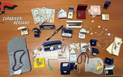 Si finge maresciallo della finanza e truffa un’anziana, i carabinieri di Bergamo lo fermano con la refurtiva