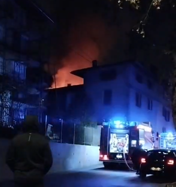 Casa devastata da un incendio a Valverde: vigili del fuoco al lavoro per ore per domare le fiamme