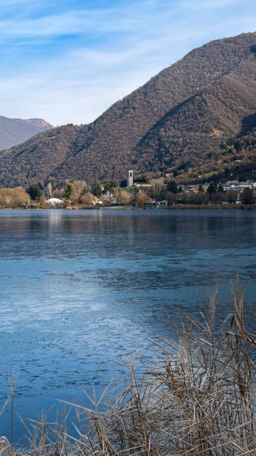 La magia fredda del lago di Endine: la superficie si ghiaccia e meraviglia abitanti e visitatori
