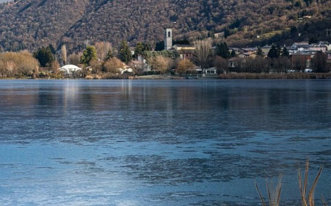 La magia fredda del lago di Endine: la superficie si ghiaccia e meraviglia abitanti e visitatori