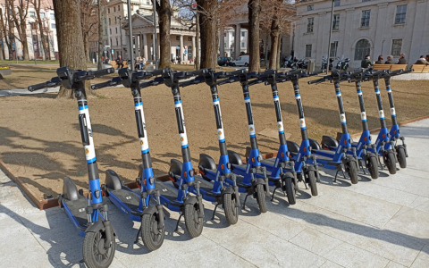 L’Unione ciechi e ipovedenti di Bergamo è stanca dei monopattini: «Situazione insostenibile»