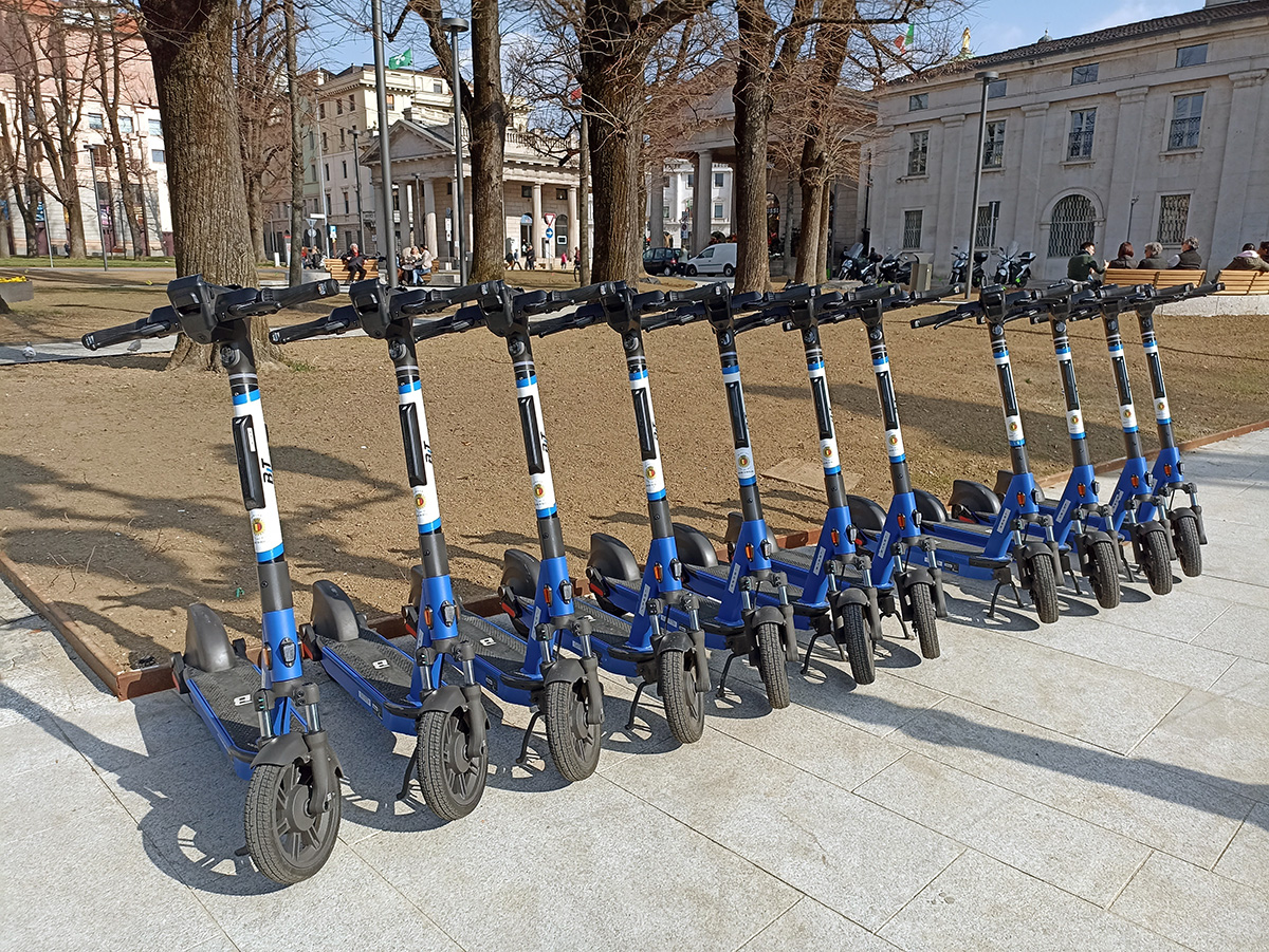 L’Unione ciechi e ipovedenti di Bergamo è stanca dei monopattini: «Situazione insostenibile»