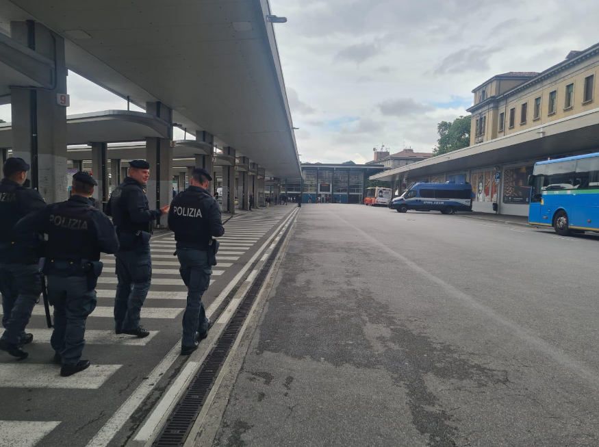 Minacciati e rapinati in centro città: tre quindicenni presi di mira sabato sera