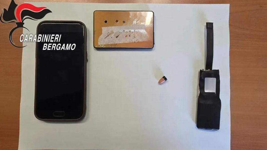 Beccati all’esame della patente con auricolari e dispositivi elettronici: due indiani denunciati