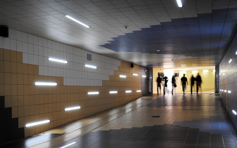 Dopo un anno, riapre il sottopasso alla stazione di Bergamo (ma con un nuovo volto)