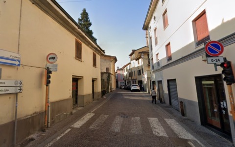 Oggetti lanciati (di nuovo) dalla finestra in via Folcero a Caravaggio: paura alla vigilia di Natale