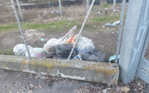 Accampamento abusivo a Campagnola, la segnalazione di un lettore: «Tende camuffate nella boscaglia»