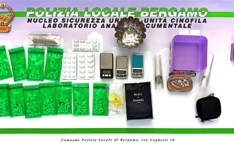 Spaccio di crack in pieno centro a Bergamo, davanti al Donizetti: due arresti, sequestrate più di 300 dosi
