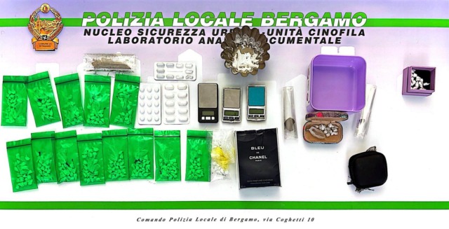 Spaccio di crack in pieno centro a Bergamo, davanti al Donizetti: due arresti, sequestrate più di 300 dosi