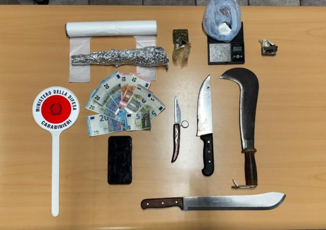 Operazione antidroga a Cascina Bosco di Cividate: arrestato pusher 22enne, sequestrate droga e armi