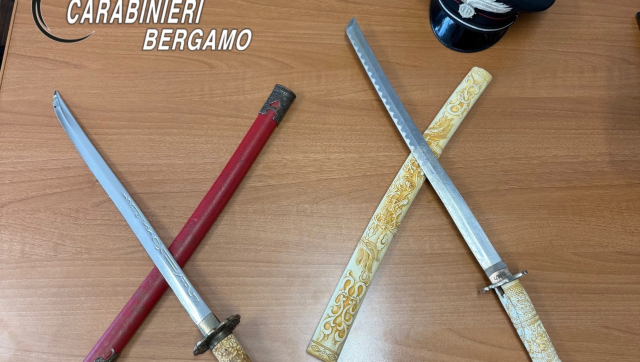 Notte di violenza a Treviolo: 32enne arrestato dopo l’aggressione ai carabinieri. Aveva due katane