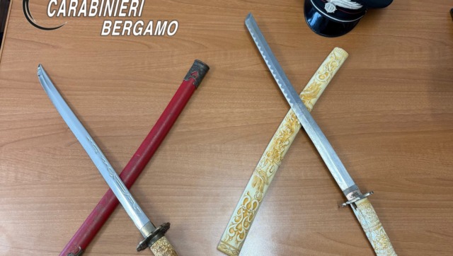 Notte di violenza a Treviolo: 32enne arrestato dopo l’aggressione ai carabinieri. Aveva due katane