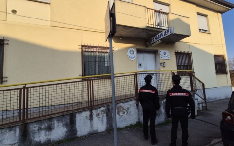 Maltratta la madre anziana e ne sperpera l’intero patrimonio per comprare droga