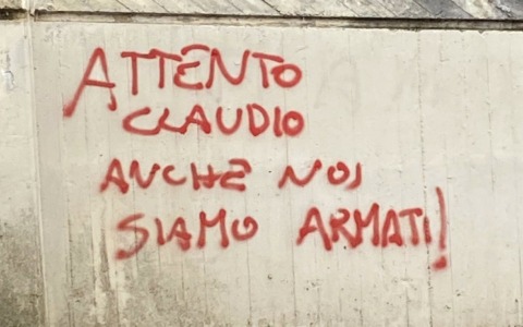 Scritte minacciose sui muri di Ponteranica contro l’ex sindaco Claudio Armati: tutta colpa… degli alberi