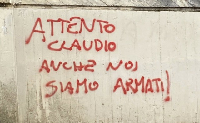 Scritte minacciose sui muri di Ponteranica contro l’ex sindaco Claudio Armati: tutta colpa… degli alberi